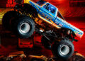 Caminhão do show Hot Wheels Monster Trucks Live pulando carros