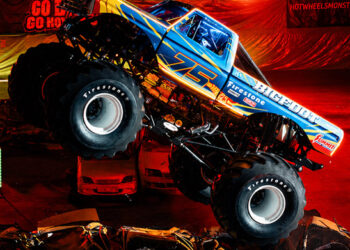 Caminhão do show Hot Wheels Monster Trucks Live pulando carros
